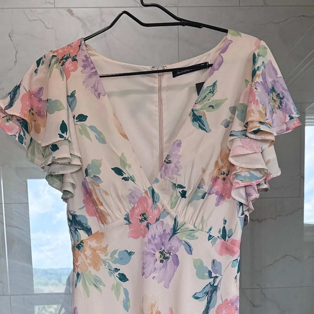 Abercrombie & Fitch Cream Floral V-Neck Maxi Dress. Size Medium Tall - NWT